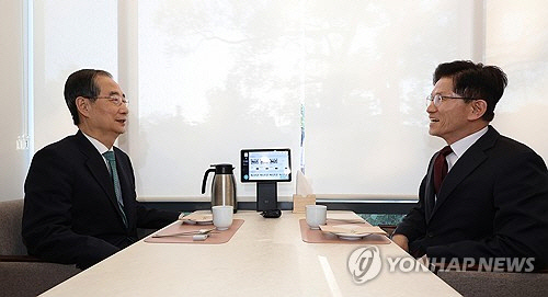 국민의힘 김문수 대선후보와 무소속 한덕수 대선 예비후보가 7일 서울 종로구의 한 식당에서 후보 단일화 관련 회동을 하고 있다.    [연합뉴스]